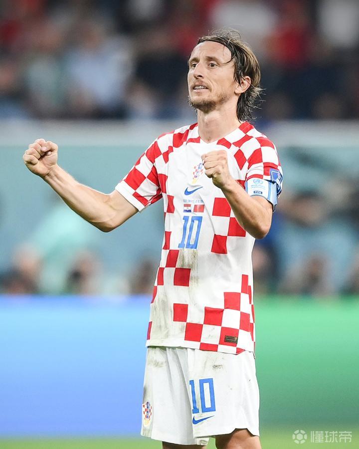 为什么外野手在追赶墙边飞球时需要通过身体接触墙面的力度判断位置