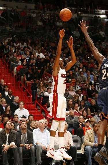 湖人只用550万就捞到了三届防守一阵的悍将斯玛特！